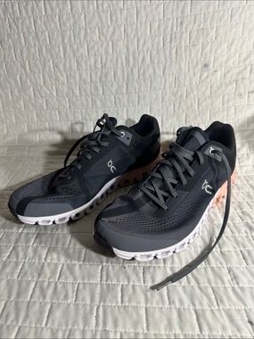 women's On Cloudflow running shoes in a dark grey and rose colorway
